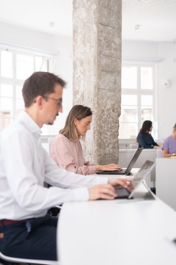 Profesionales formándose con portátiles en ISDI