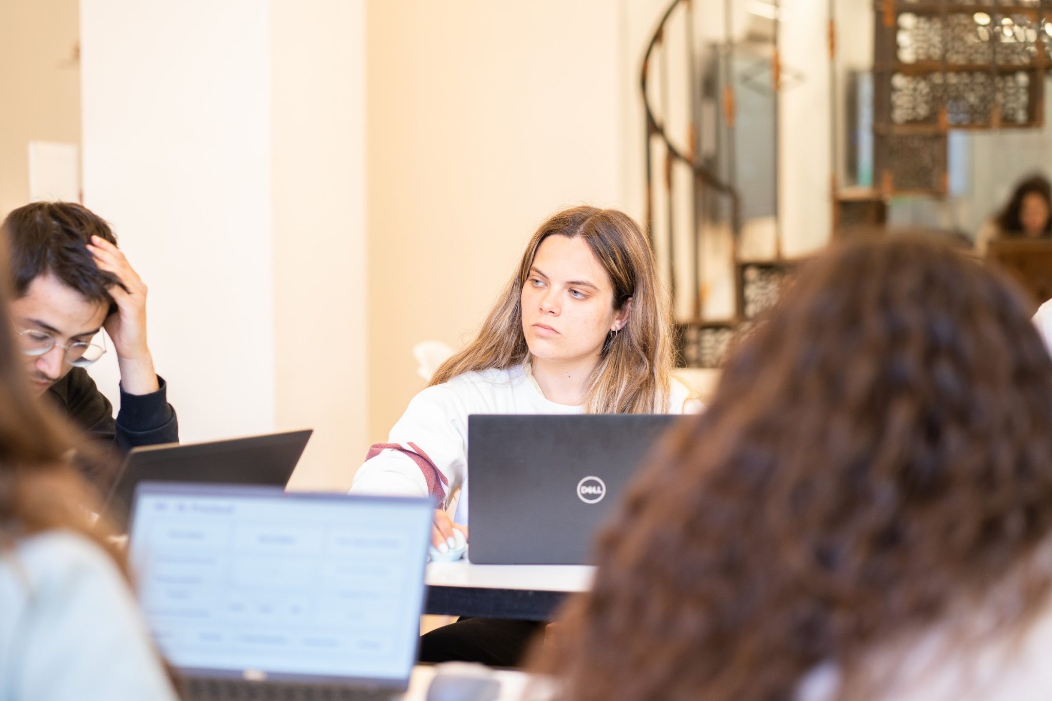 Alumna de ISDI trabajando con su portátil en clase